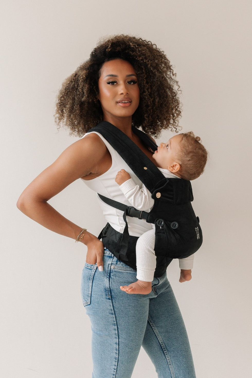 Discover the Best Baby Carrier for Your Newborn at QOALÉ