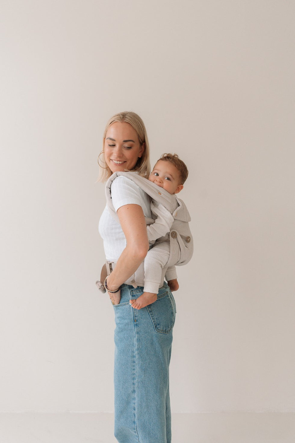 Discover the Best Baby Carrier for Your Newborn at QOALÉ